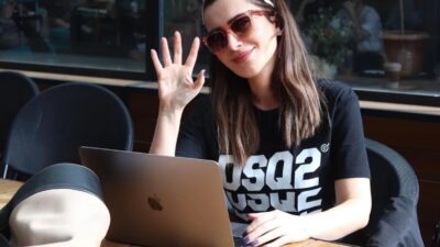 Ünlü sanatçı Tuğba Ünal, Metropol İstanbul'da görüntülendi. Güzel havanın keyfini