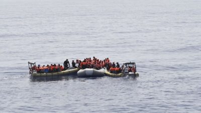 Akdeniz'i geçmeye çalışan bir göçmen teknesinin alabora olması nedeniyle biri