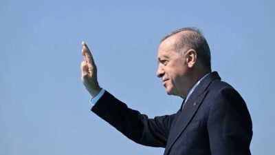 Cumhurbaşkanı Recep Tayyip Erdoğan, Üsküdar'da akaryakıt istasyonu çalışanlarını ziyaret etti.