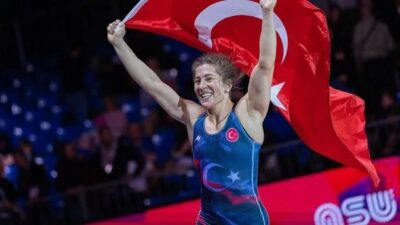 Milli güreşçi Yasemin Yiğit Adar, yarı finalde rakibini mağlup ederek