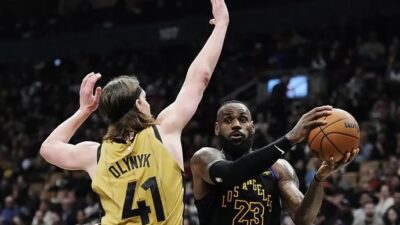 NBA'de Philadelphia 76ers, sahasında Oklahoma City Thunder'ı 109-105 yendi. Sakatlıktan