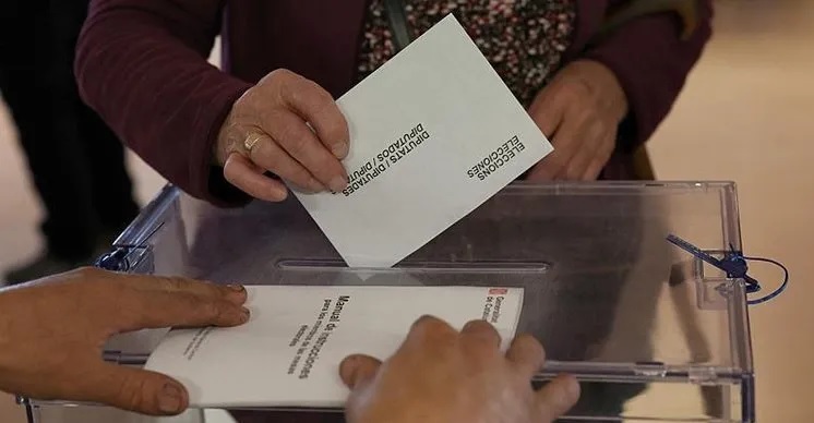 İspanya'nın doğusundaki Katalonya Özerk Yönetimi'nde dün yapılan yerel parlamento seçimleri
