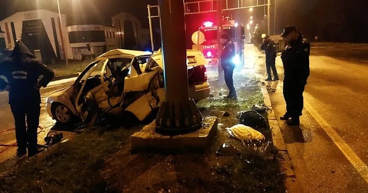 Erzurum'un Aziziye ilçesinde 2 otomobilin çarpıştığı kazada 3 kişi hayatını