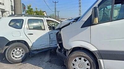Kocaeli'nin Kartepe ilçesinde işçi servisi ile otomobilin çarpışması sonucu meydana