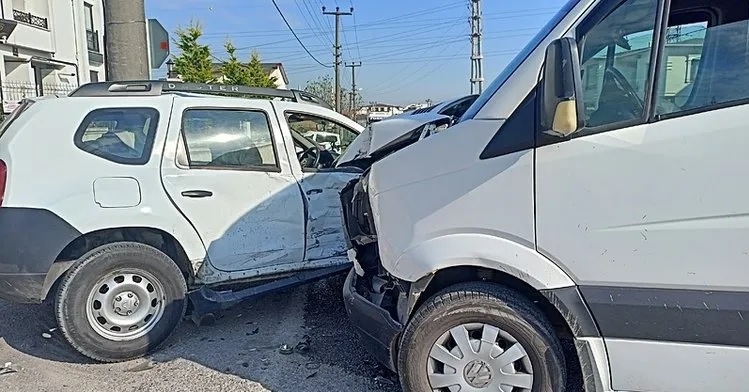 Kocaeli'nin Kartepe ilçesinde işçi servisi ile otomobilin çarpışması sonucu meydana