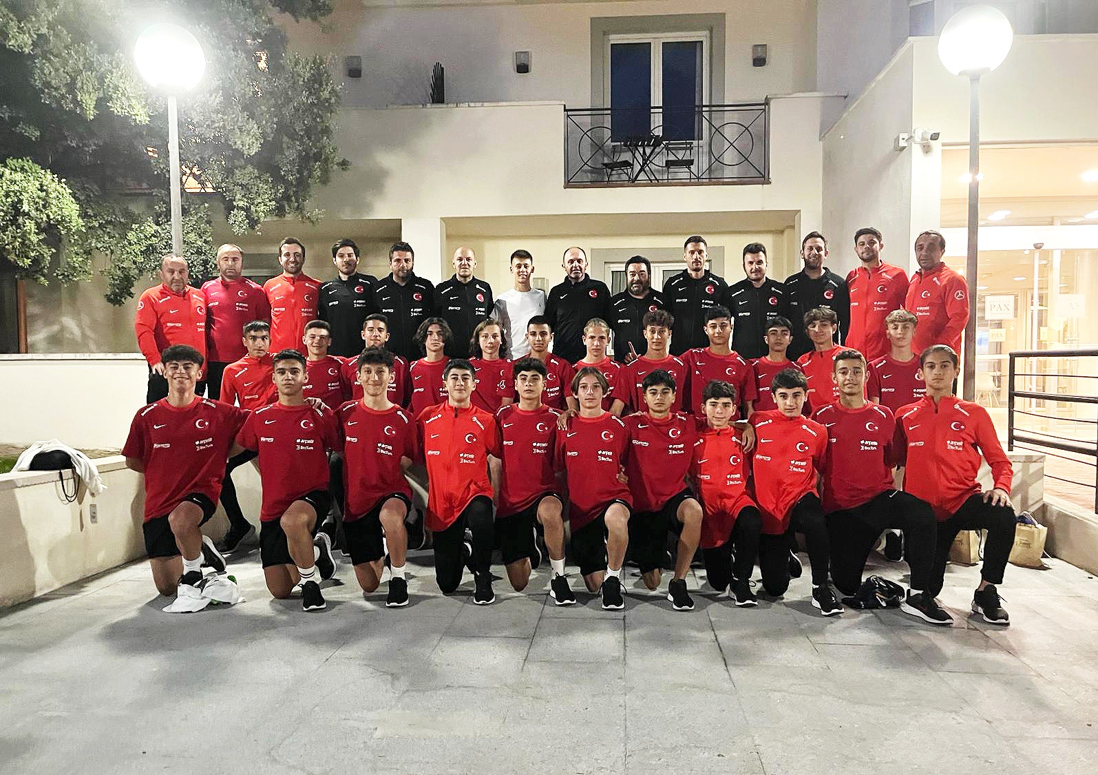 Real Madrid'de forma giyen 19 yaşındaki milli futbolcu Arda Güler,