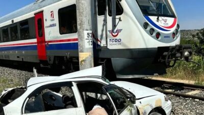 Manisa'da Uşak-İzmir seferini yapan yolcu treni hemzemin geçitte otomobile çarptı,