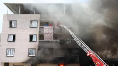 Adana’da bir iş yerinde çıkan yangın yüzünden apartmanda mahsur kalan