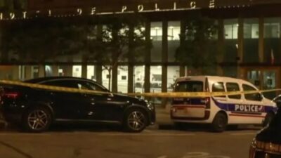 Fransa'da gözaltına alınan bir kişi, karakoldaki 2 polisi silahla yaraladı.
