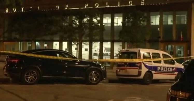 Fransa'da gözaltına alınan bir kişi, karakoldaki 2 polisi silahla yaraladı.
