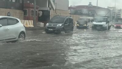 Adana'da sağanak yollar göle çevirirken, işlerine giden vatandaşlar zor anlar