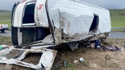 Ardahan'da servis minibüsünün bariyerlere çarparak devrilmesi sonucu 1 kişi öldü,