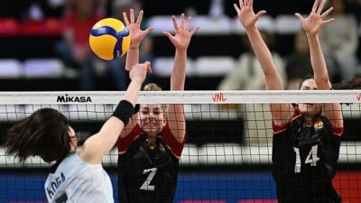 Voleybol FIVB Kadınlar Milletler Ligi'nde Antalya'da oynanan maçta Japonya, Almanya'yı