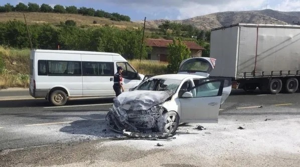 Elazığ'da iki otomobilin çarpışması sonucu meydana gelen kazada 1 kişi