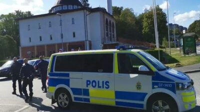 İsveç'in Skövde kentinde bulunan caminin bahçesine domuz leşi bırakıldığı bildirildi.
