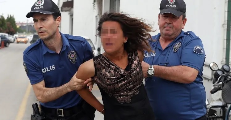 Adana’da kaldırım taşıyla camını kırarak girdiği giyim mağazasından kıyafet çalarken