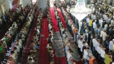 Şanlıurfa'da bayram namazı için bir araya gelen binlerce kişi, Balıklıgöl'deki