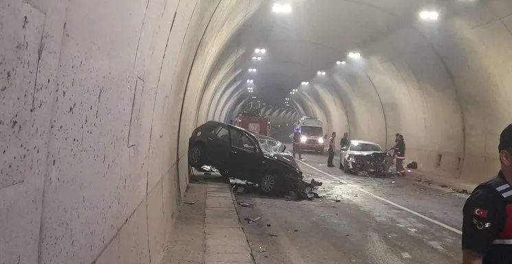 Trabzon'un Dernekpazarı ilçesinde tünel içerisinde hatalı sollama nedeniyle iki aracın