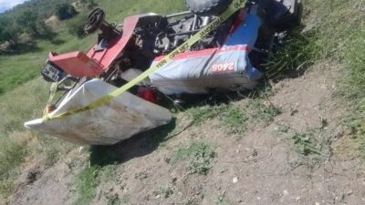 Çorum’da tarlasını sürerken devrilen traktörün altında kalan kişi ağır yaralandı.

