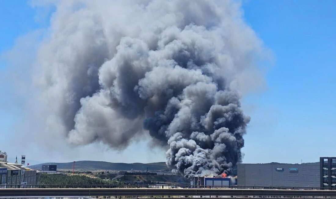 Kocaeli'nin Çayırova ilçesinde bulunan Cevahir Deri fabrikasında öğle saatlerinde büyük