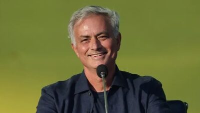 Fenerbahçe'de teknik direktörlüğe getirilen Portekizli ünlü çalıştırıcı Jose Mourinho, sarı-lacivertli