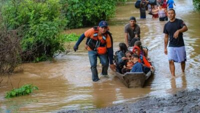 Orta Amerika ülkesi El Salvador'da aşırı yağışların ardından sel ve
