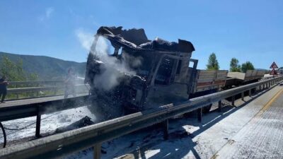 Çankırı'da ilçesinde freni boşalan tırın üzerindeki keresteler ve beton blok