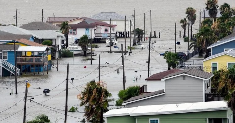 Meksika'nın Körfez kıyılarında etkili olan Alberto tropikal fırtınasında 3 kişinin