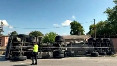 İstanbul Pendik’te direksiyon hakimiyetini kaybeden şoför kullandığı beton mikseriyle bariyerleri