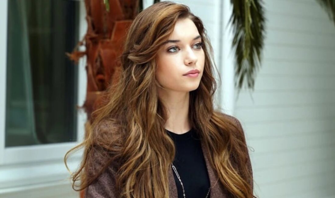 Güzel oyuncu Afra Saraçoğlu, son dönemlerde kendisi hakkında yapılan hakaret