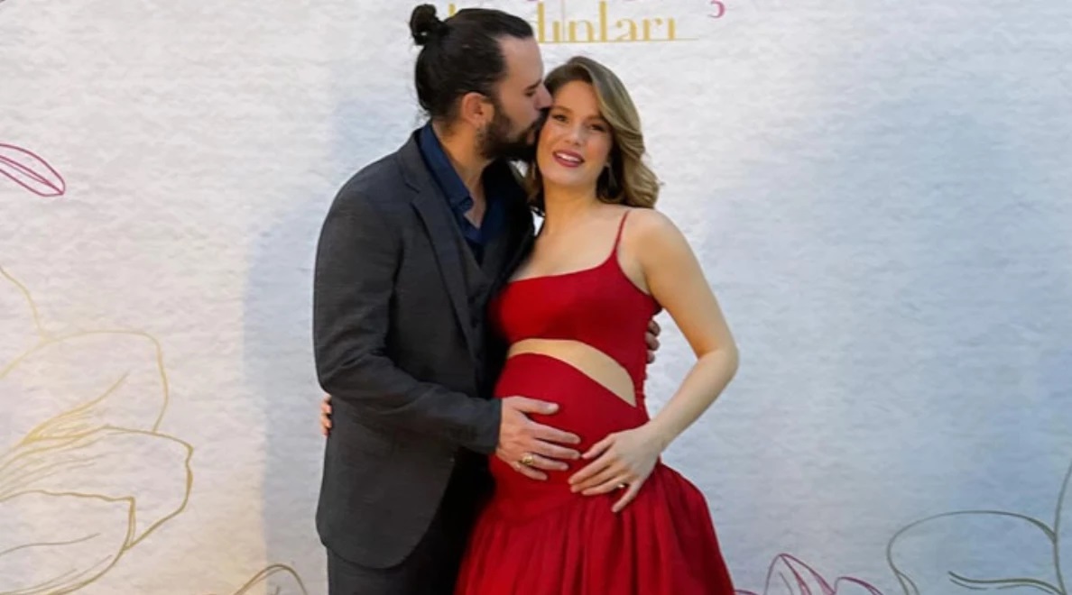 Emre Yetkin ile mutlu bir evliliği olan güzel oyuncu Burcu