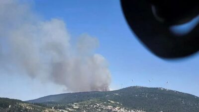 Manisa'nın Soma ilçesinde orman yangını çıktı. Ekipler, alevlere havadan ve