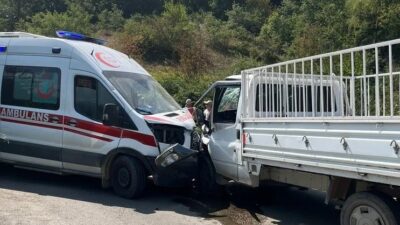Bursa'da 2 ambulans ile kamyonet çarpıştı. Kazada 6'sı sağlık personeli