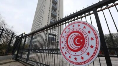 Ticaret Bakanlığı, kasalarca domatesi çöpe dökerek sosyal medya hesabından paylaşan