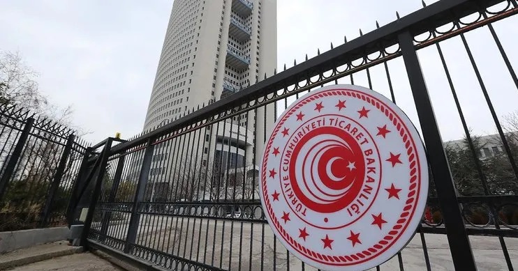 Ticaret Bakanlığı, kasalarca domatesi çöpe dökerek sosyal medya hesabından paylaşan