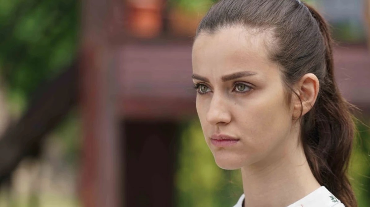 Güzel oyuncu İrem Helvacıoğlu, sosyal medya hesabından barıştığı sevgilisi Ural