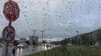 Çorum'un Laçin ilçesinde gök gürültülü sağanak ve dolu etkili oldu.
