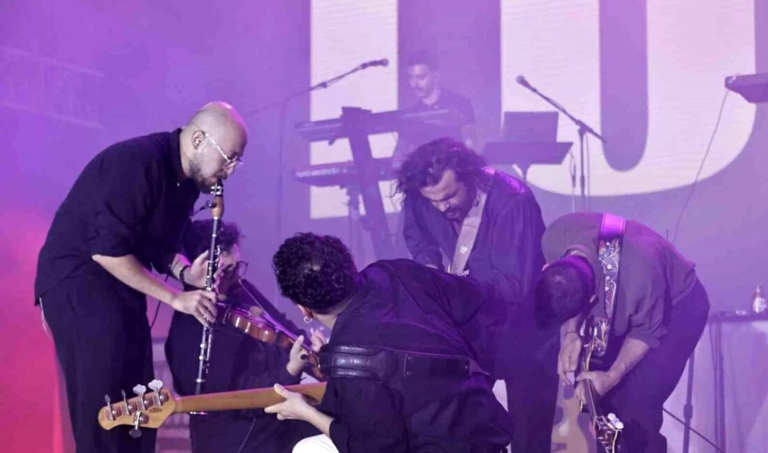 Erzurum Kültür Yolu Festivali'nde sahne alan Dedublüman, on binlerce Erzurumlu