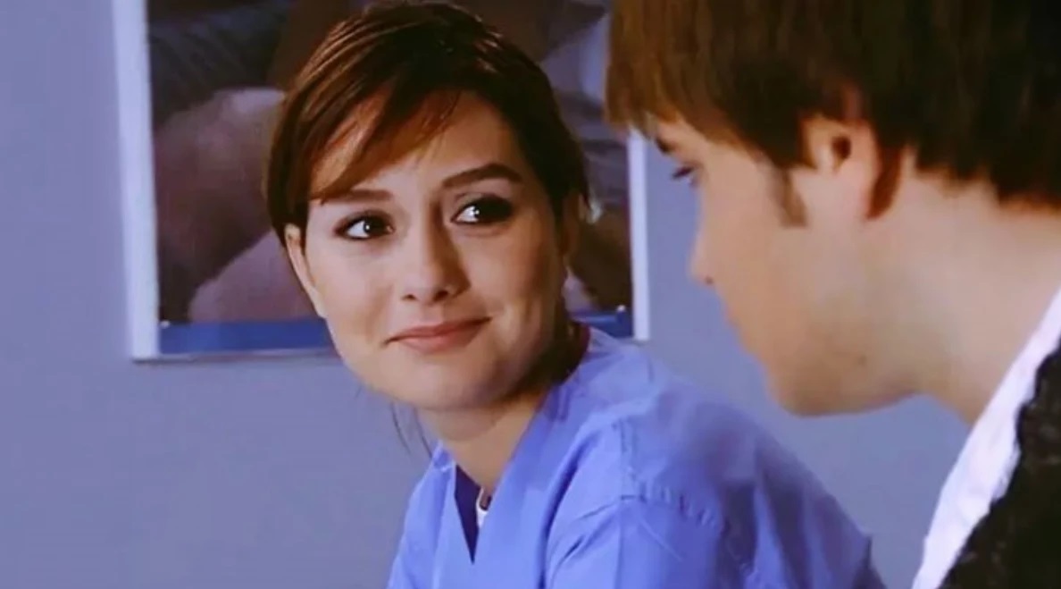 Doktorlar dizisinde canlandırdığı Ela karakteriyle tanınan Yasemin Özilhan, oyunculuk kariyerini