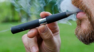 Özellikle gençler arasında yaygınlaşan elektronik sigara, sigarayı bırakma aracı olarak