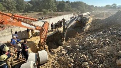 Tuzla'da şantiye alanında meydana gelen göçükte 2 işçi mahsur kaldı.