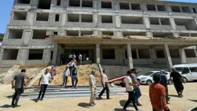 Hakkari'de inşaatı devam eden Cumhuriyet İlköğretim Ortaokulu'nda çalışan 50 yaşındaki