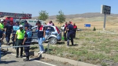 Nevşehir-Kayseri karayolu Ürgüp Bağlantı Kavşağı’nda hafif ticari araç ve otomobilin