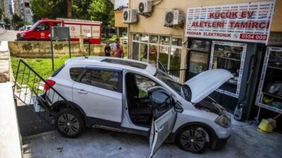 Antalya'da hafif ticari araçla çarpışan bir otomobil apartman bahçesine uçtu.