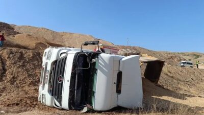 Sivas'ın Suşehri ilçesinde devrilen kamyonun sürücüsü hayatını kaybetti.

