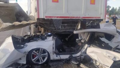 Amasya’nın Suluova ilçesinde meydana gelen feci kazada otomobil, katı atık