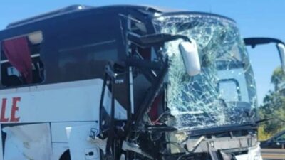 Aydın'da korkunç bir kaza yaşandı. Yolcu otobüsü iş makinesine arkadan