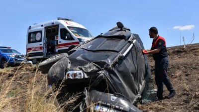 Şanlıurfa'da sürücünün direksiyon hakimiyetini kaybettiği araç şarampole uçtu. Feci kazada