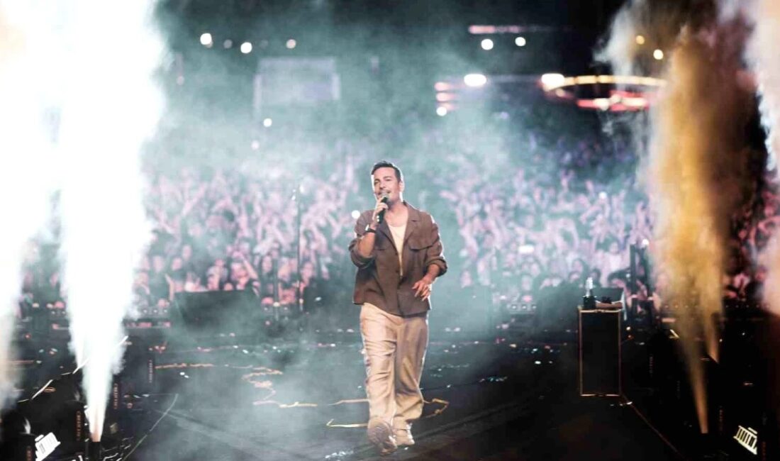 Erzurum Kültür Yolu Festivali kapsamında düzenlenen konserde Oğuzhan Koç, on