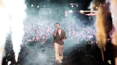 Erzurum Kültür Yolu Festivali kapsamında düzenlenen konserde Oğuzhan Koç, on